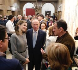 Su Majestad la Reina conversa con los trabajadores de la AECID